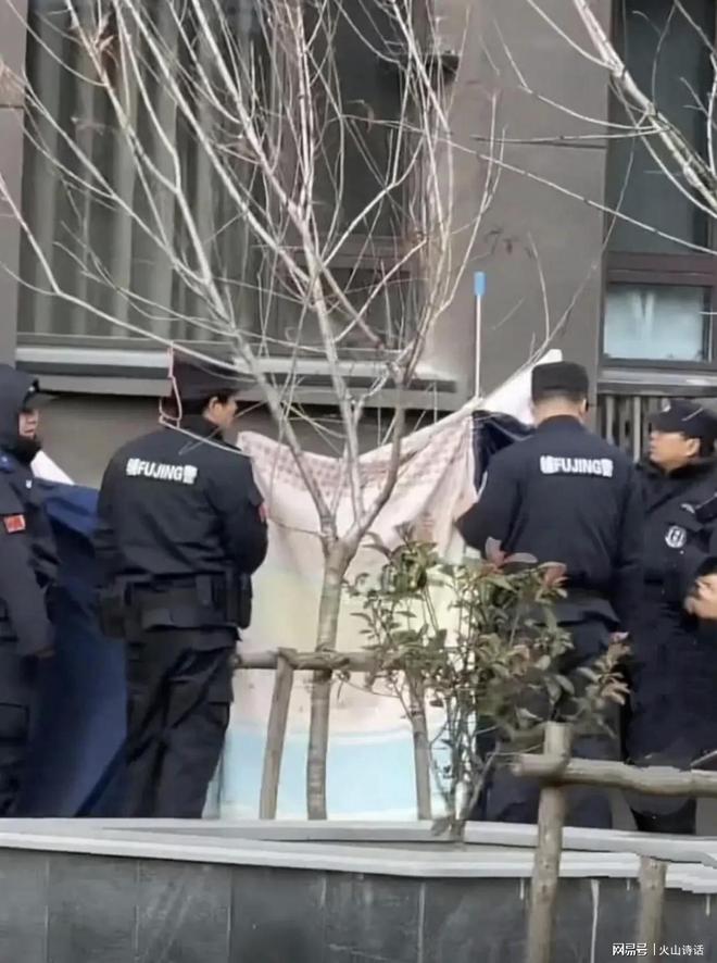 自家6楼阳台晒被褥时一不小心坠亡…K8凯发太惨了！网传南通一业主在(图3)